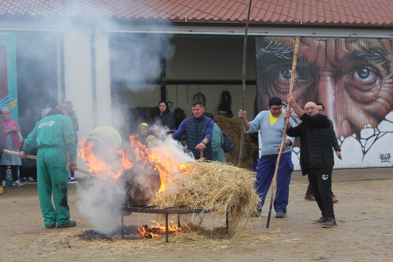 Brindis con vino y aguardiente en la Fiesta de la Matanza Tradicional de Barruecopardo