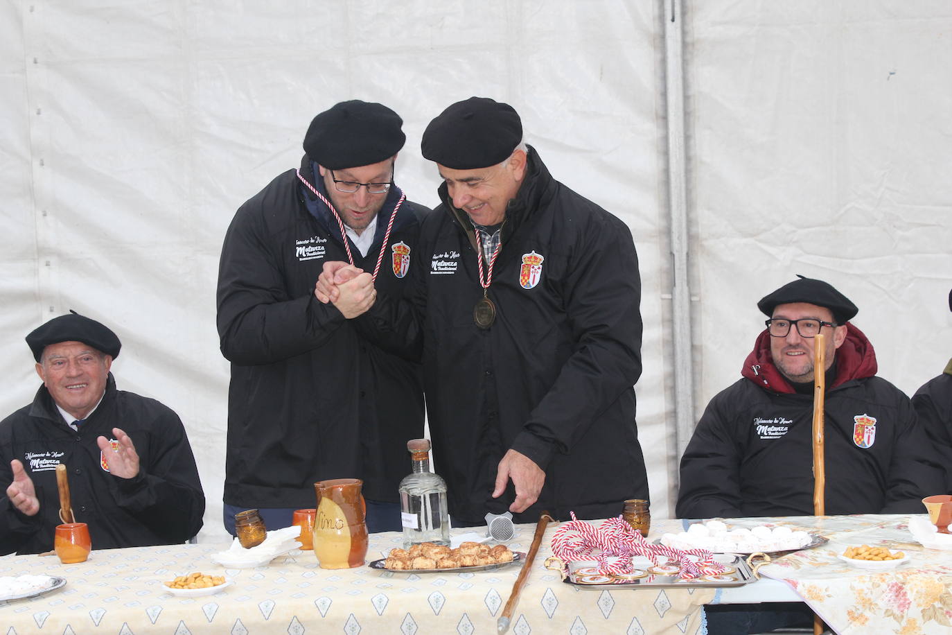 Brindis con vino y aguardiente en la Fiesta de la Matanza Tradicional de Barruecopardo