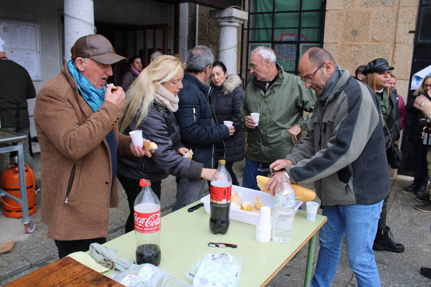La llovizna no impide la matanza en Santibáñez de la Sierra