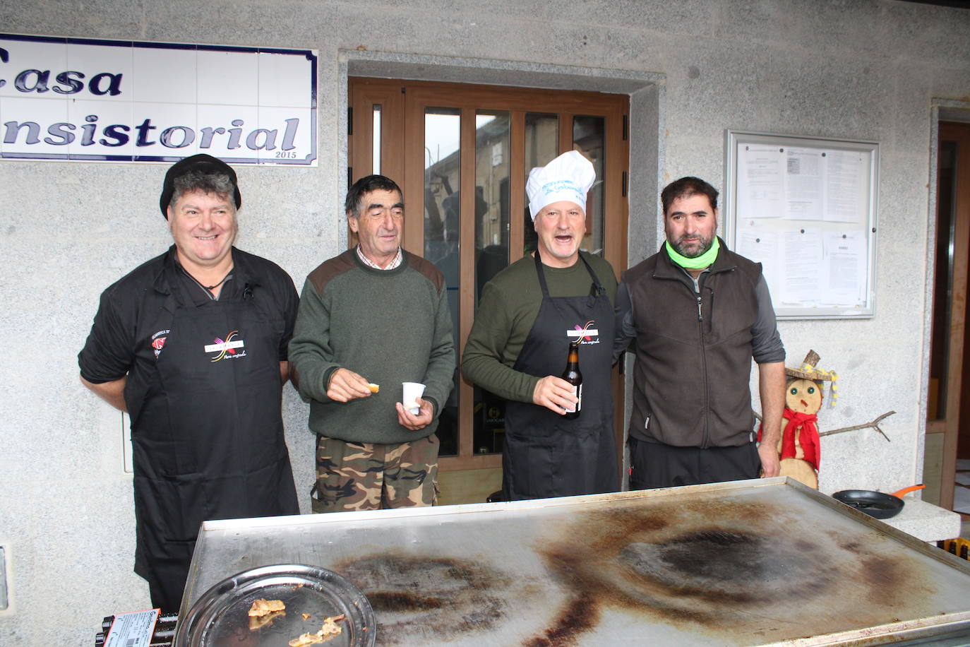La llovizna no impide la matanza en Santibáñez de la Sierra