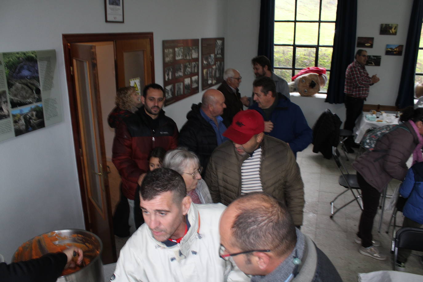 La llovizna no impide la matanza en Santibáñez de la Sierra