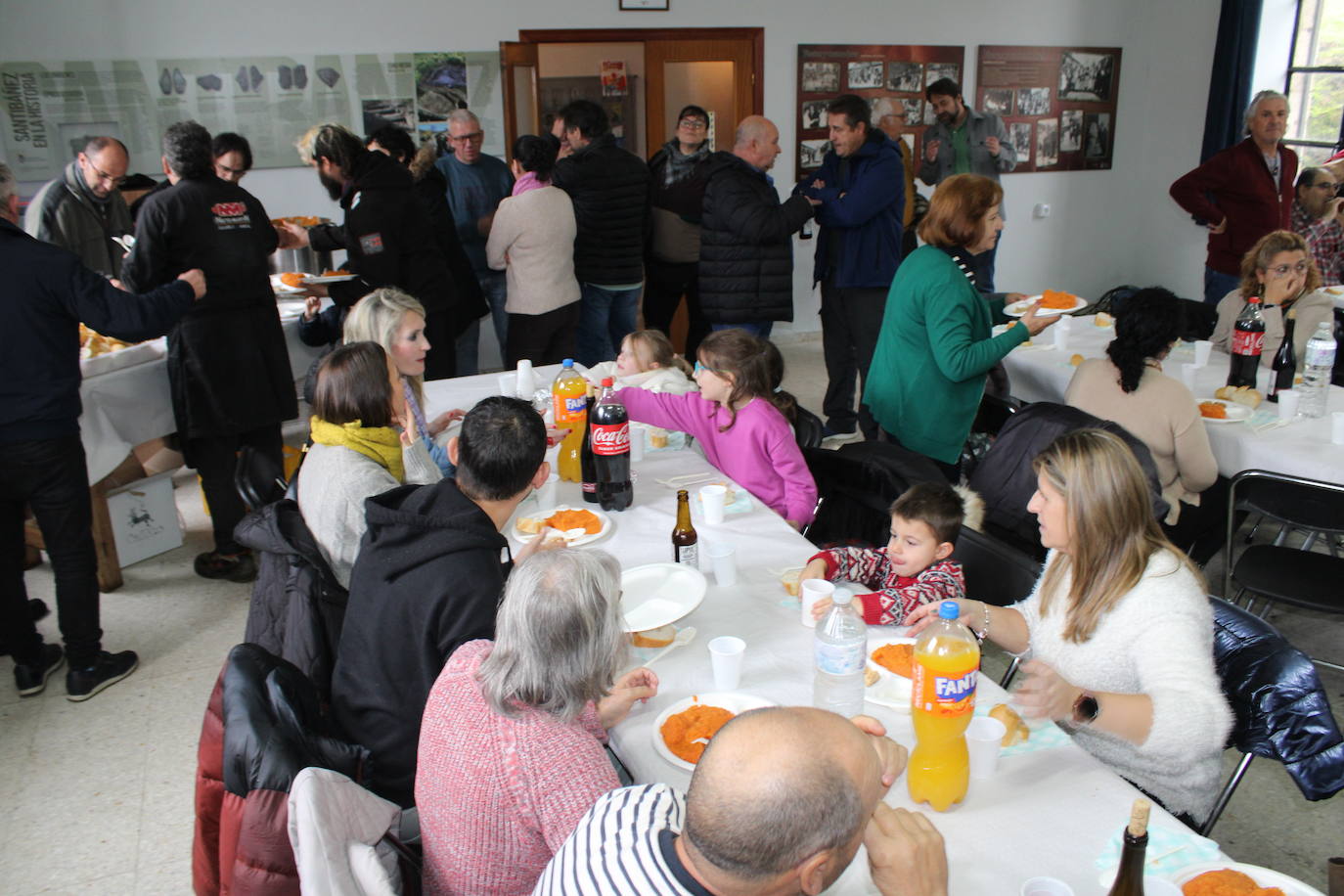 La llovizna no impide la matanza en Santibáñez de la Sierra