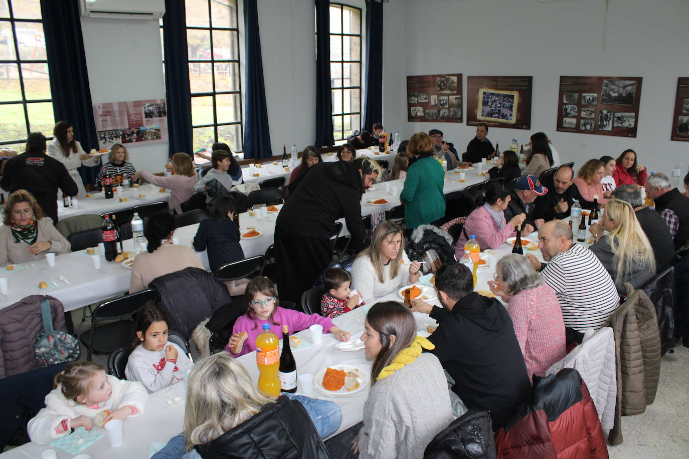 La llovizna no impide la matanza en Santibáñez de la Sierra
