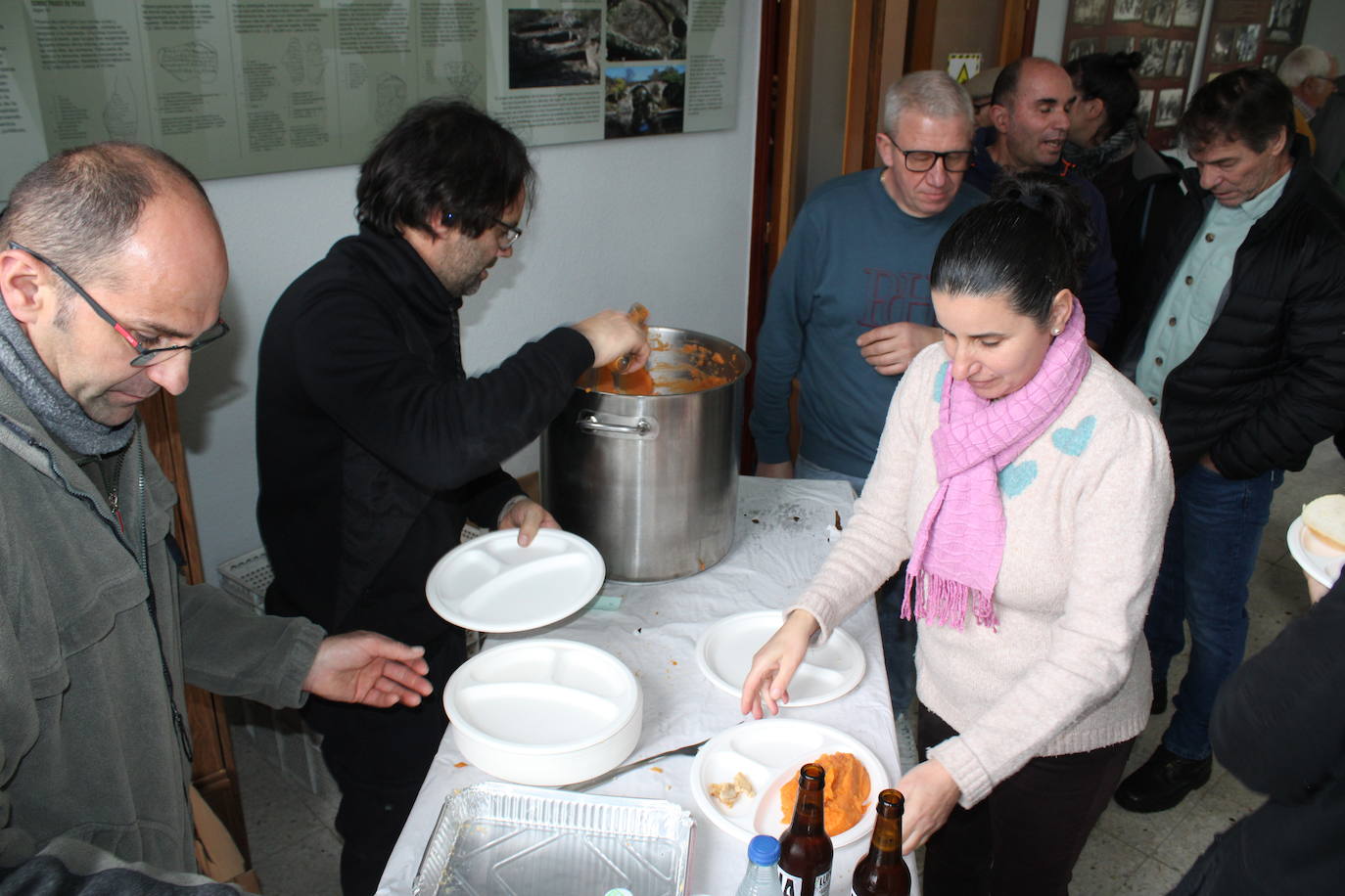 La llovizna no impide la matanza en Santibáñez de la Sierra