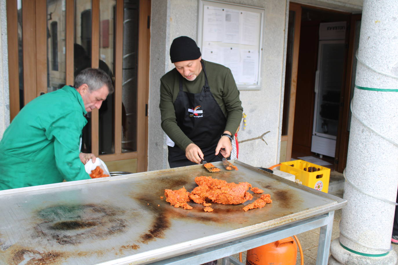 La llovizna no impide la matanza en Santibáñez de la Sierra