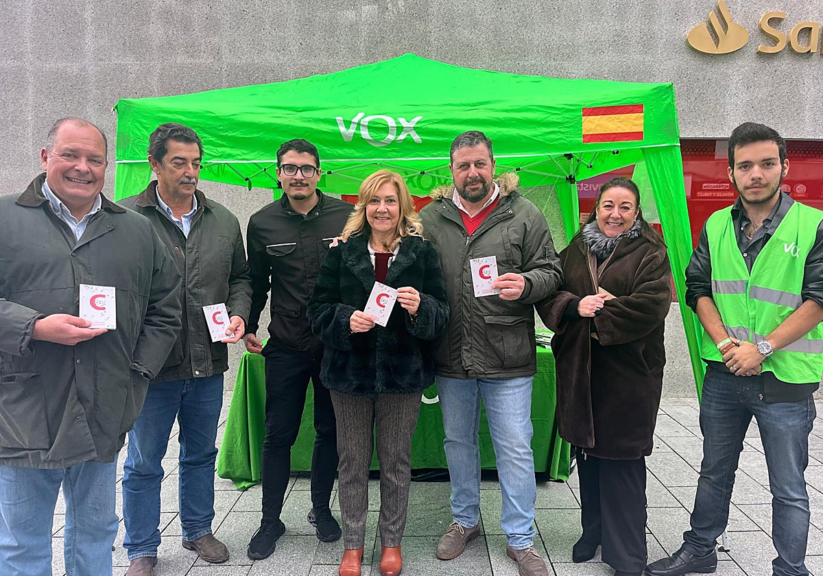 Representantes de Vox han repartido ejemplares de la Constitución esta mañana en Béjar.