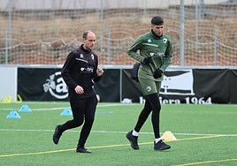 Álvaro Santiago se ejercita al margen en una sesión de la presente semana.