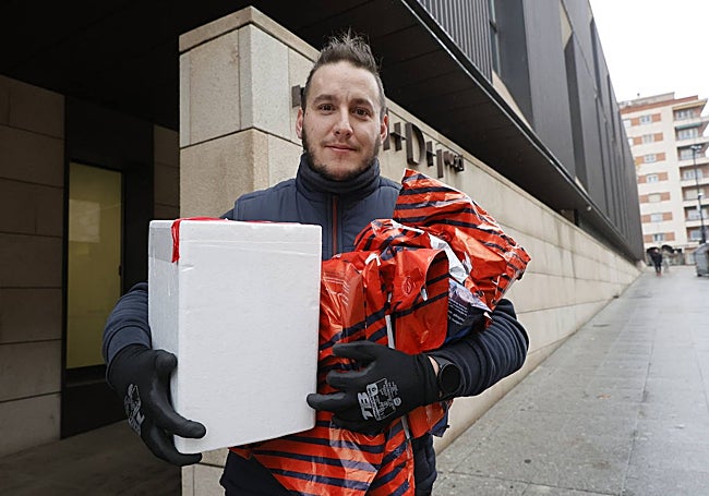 Alejandro Martín reparte por el centro desde hace 12 años.