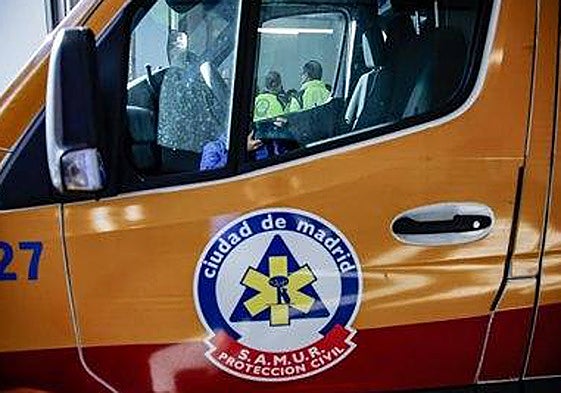 Una ambulancia en el exterior de la base de SAMUR-Protección Civil del distrito de Tetuán, en Madrid.