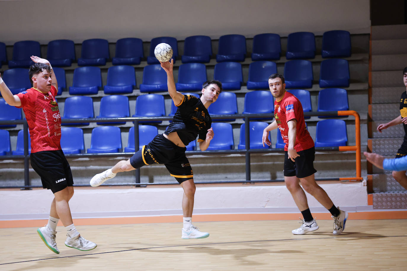 Importante y trabajado triunfo del Ciudad de Salamanca frente al Royal Premium Gijón (37-36)