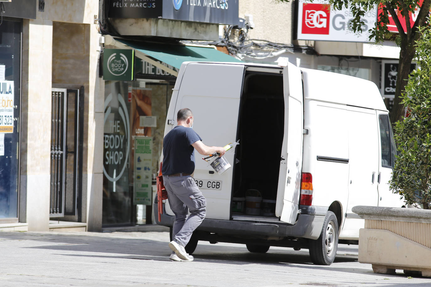 Un repartidor bajandose de su furgoneta.