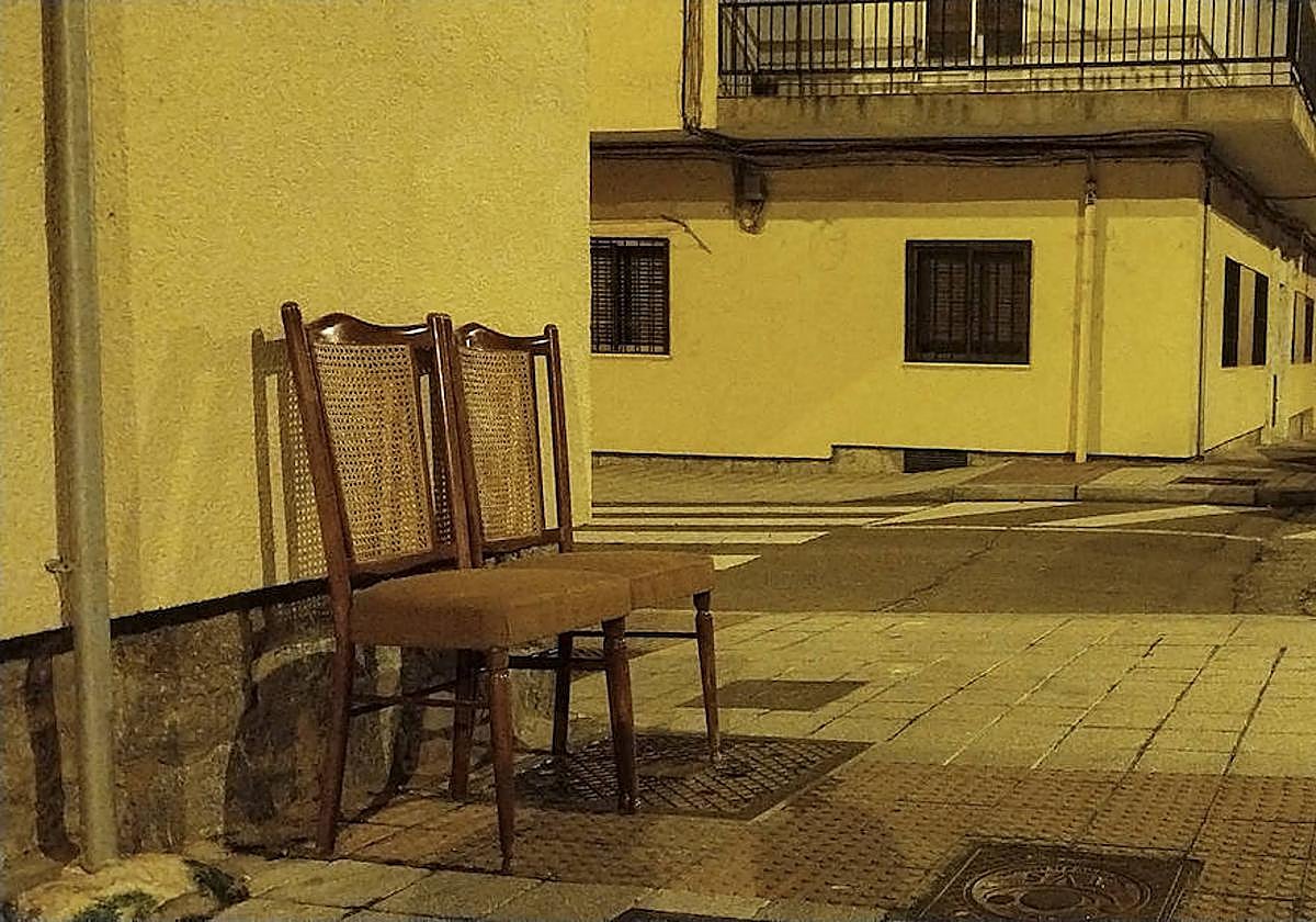 Dos sillas abandonadas