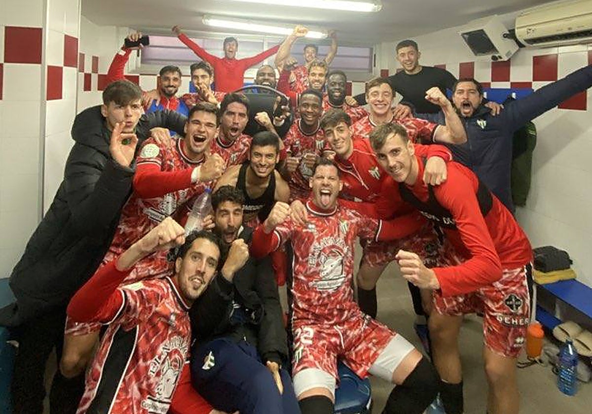 La plantilla del CD Guijuelo celebra el triunfo en Ávila.
