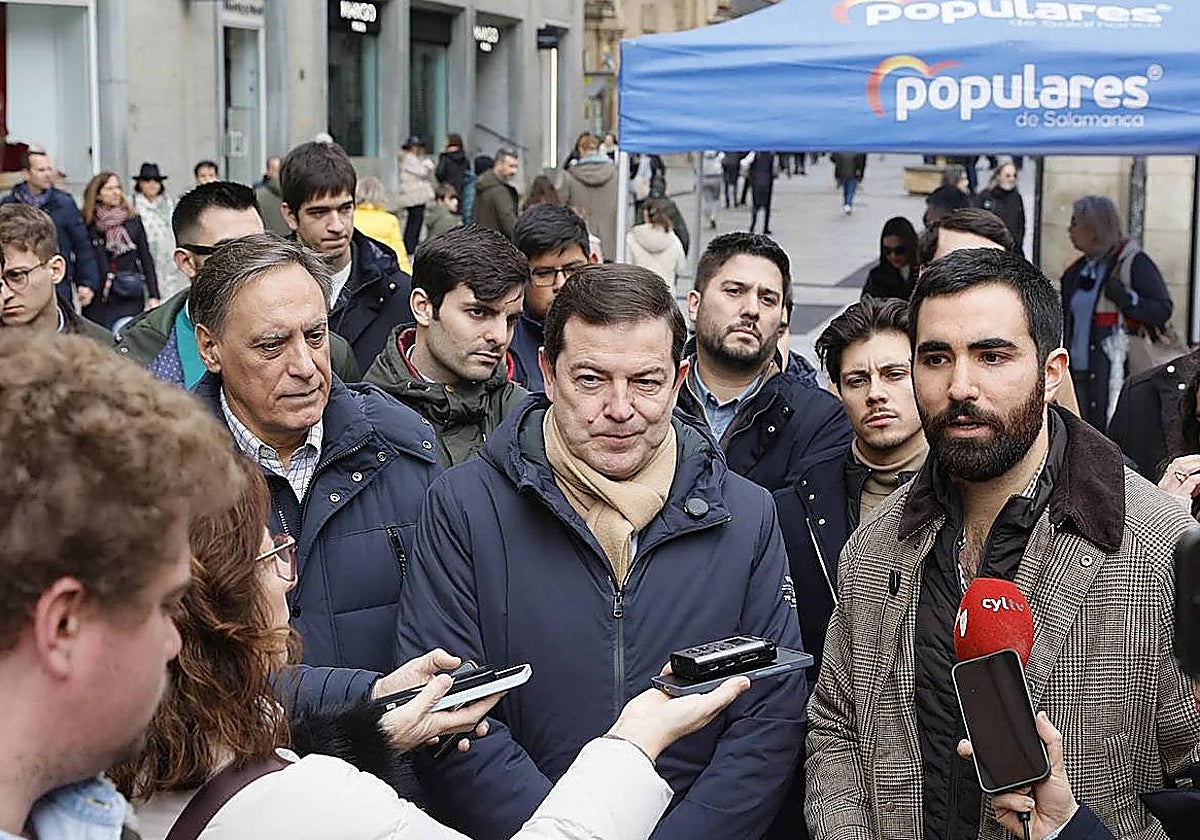 Mañueco, Carbayo y otros cargos del PP y NNGG en el acto de la plaza del Liceo.