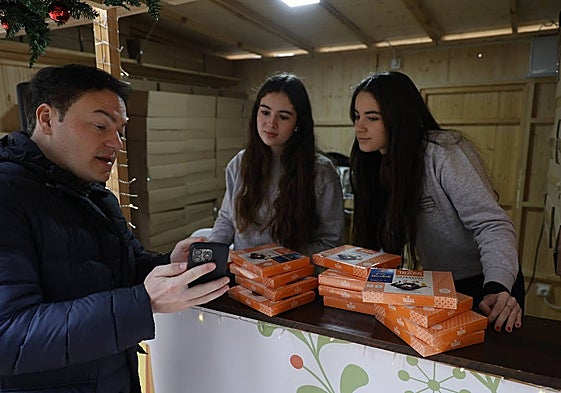 El delegado de Comercio Pedro Martínez comprueba el funcionamiento de la aplicación SALdeCompras