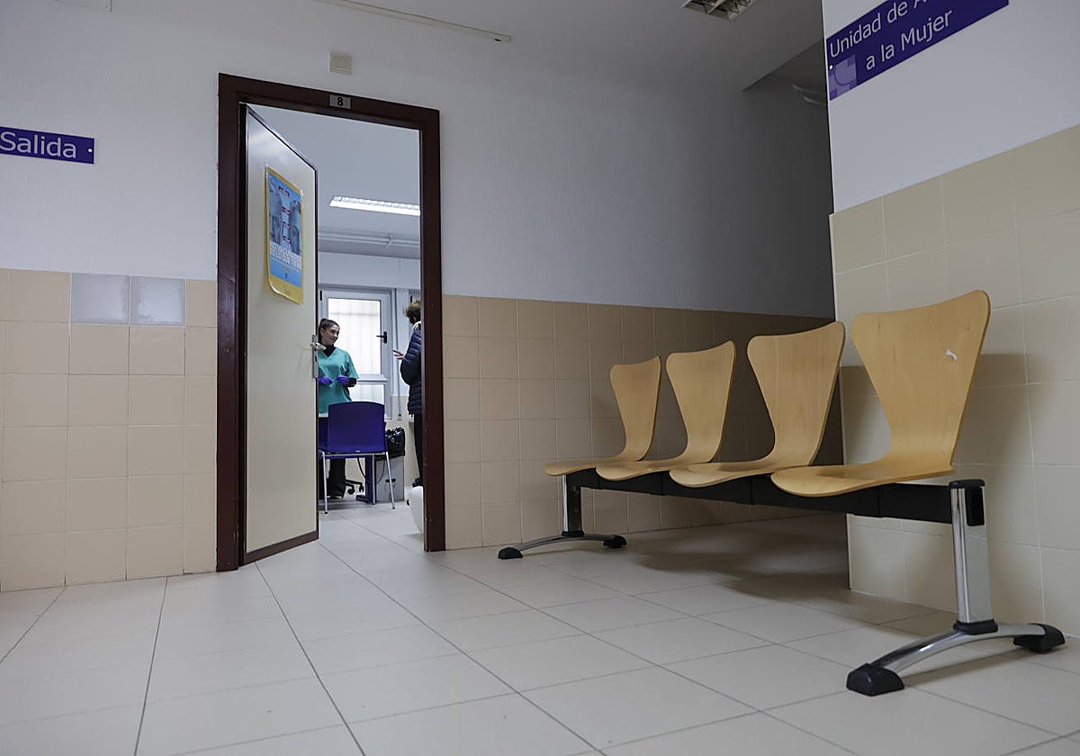 La sala de espera del «vacunódromo» abierto en el centro sanitario de la calle Valencia.