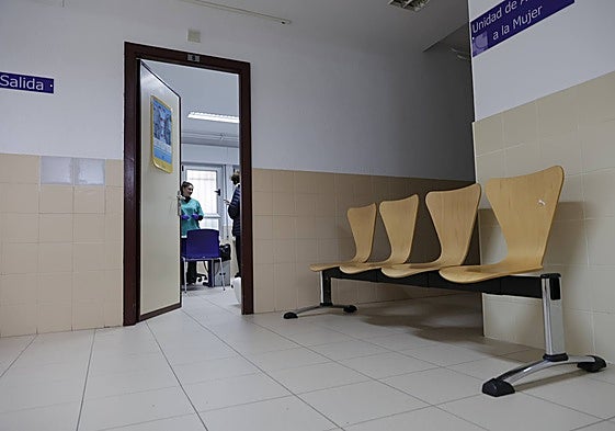 La sala de espera del «vacunódromo» abierto en el centro sanitario de la calle Valencia.