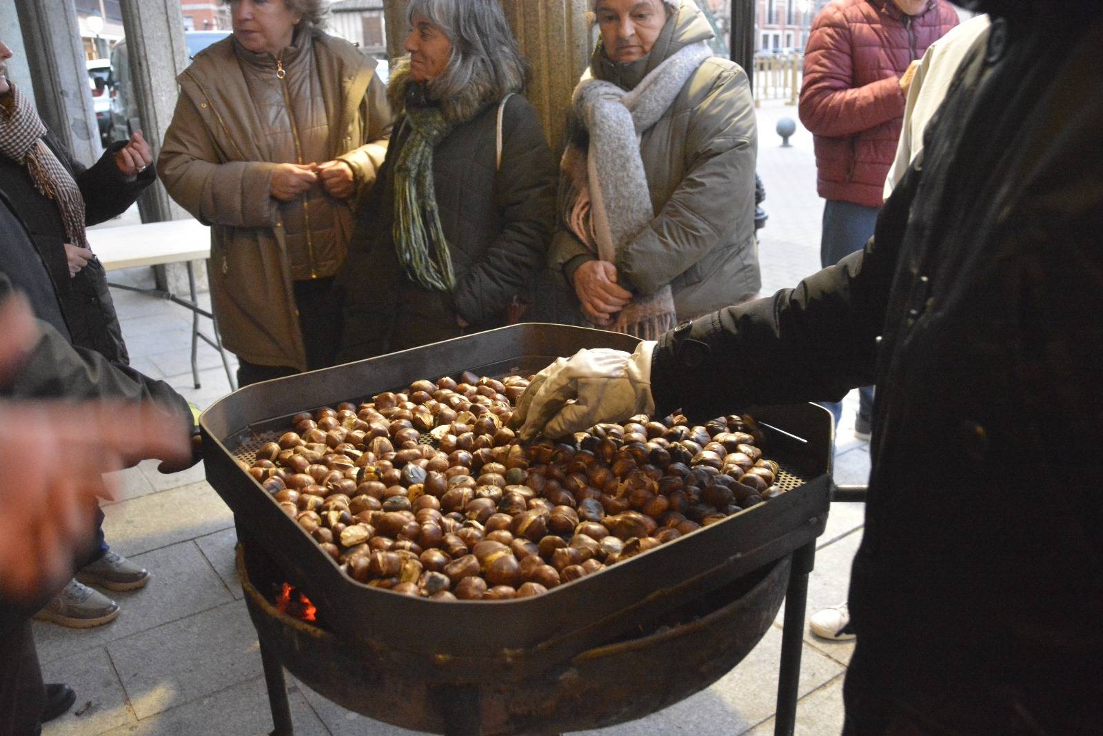 Macotera entra en calor compartiendo castañas asadas
