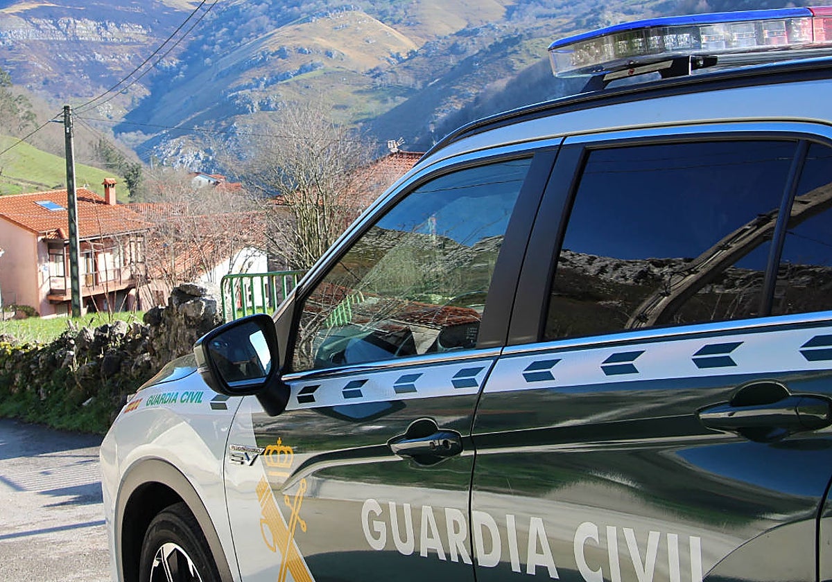 Un coche de la Guardia Civil vigilando en las zonas rurales.
