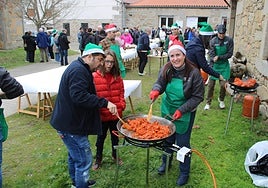 Preparando las chichas para servirlas junto a las patatas y los torreznos