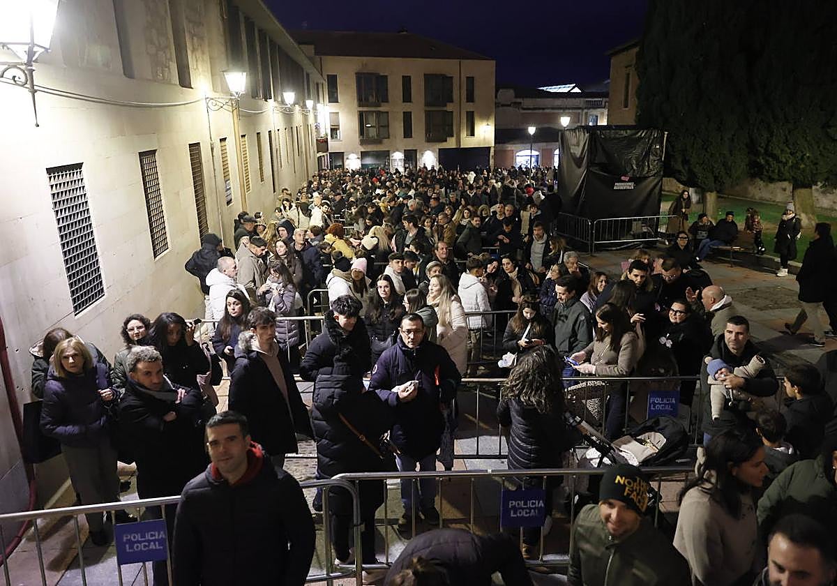 El primer tramo de la cola en zigzag para acceder al Huerto de Calixto y Melibea.