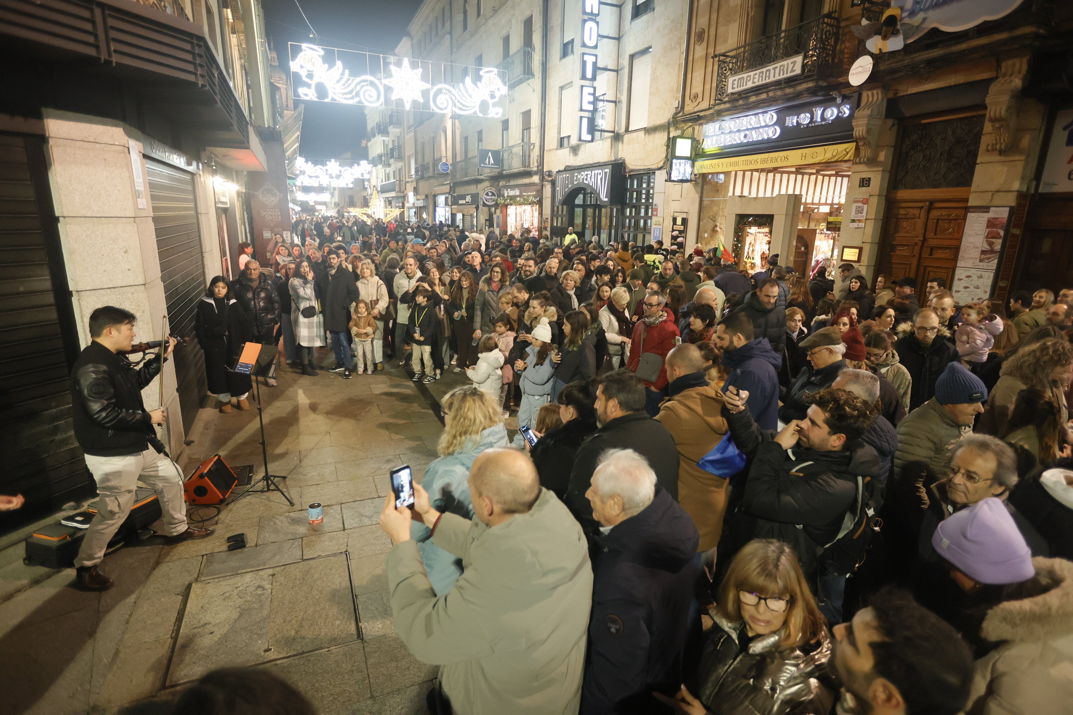 Salamanca, a rebosar: colas en el Huerto y los Anaya, y la Plaza y la Rúa, a reventar