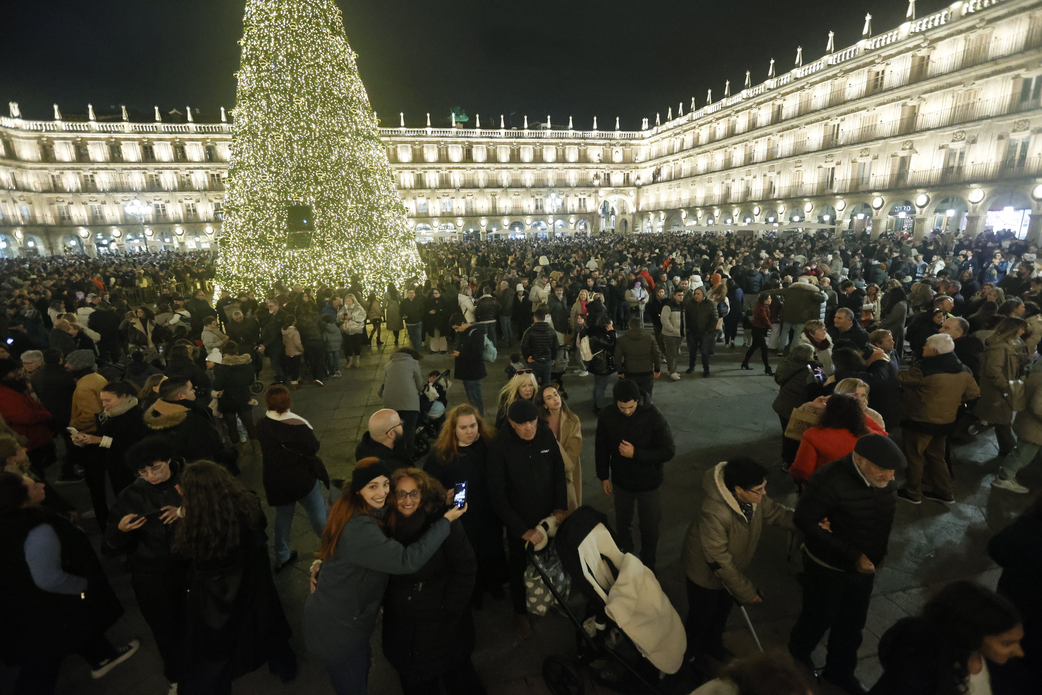 Salamanca, a rebosar: colas en el Huerto y los Anaya, y la Plaza y la Rúa, a reventar