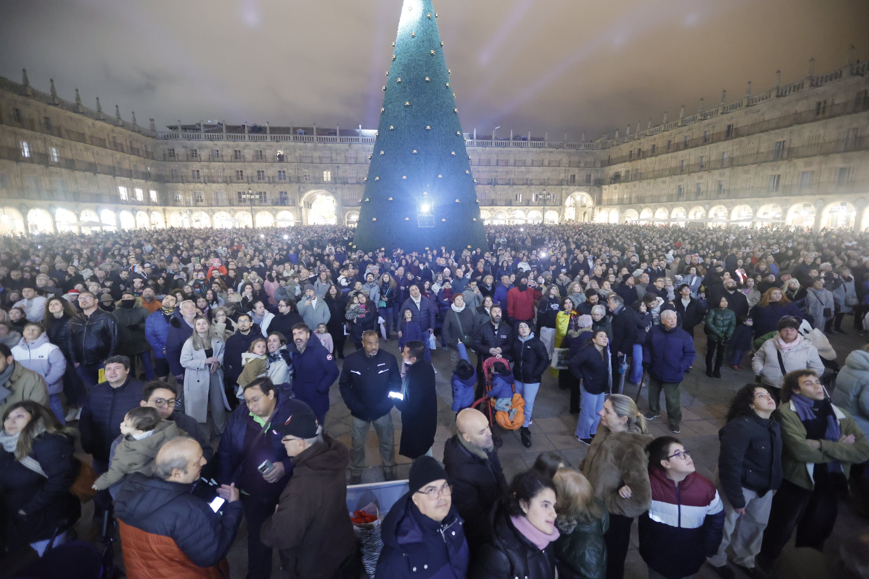 Salamanca, a rebosar: colas en el Huerto y los Anaya, y la Plaza y la Rúa, a reventar