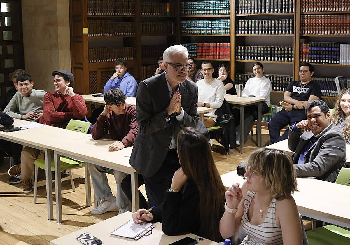 Momento del diálogo entre Fernando de Haro y los estudiantes durante el acto en la Pontificia.
