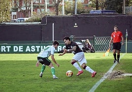 El lateral izquierdo del Salamanca UDS, Pulpón, trata de superar a su marcador en el partido.