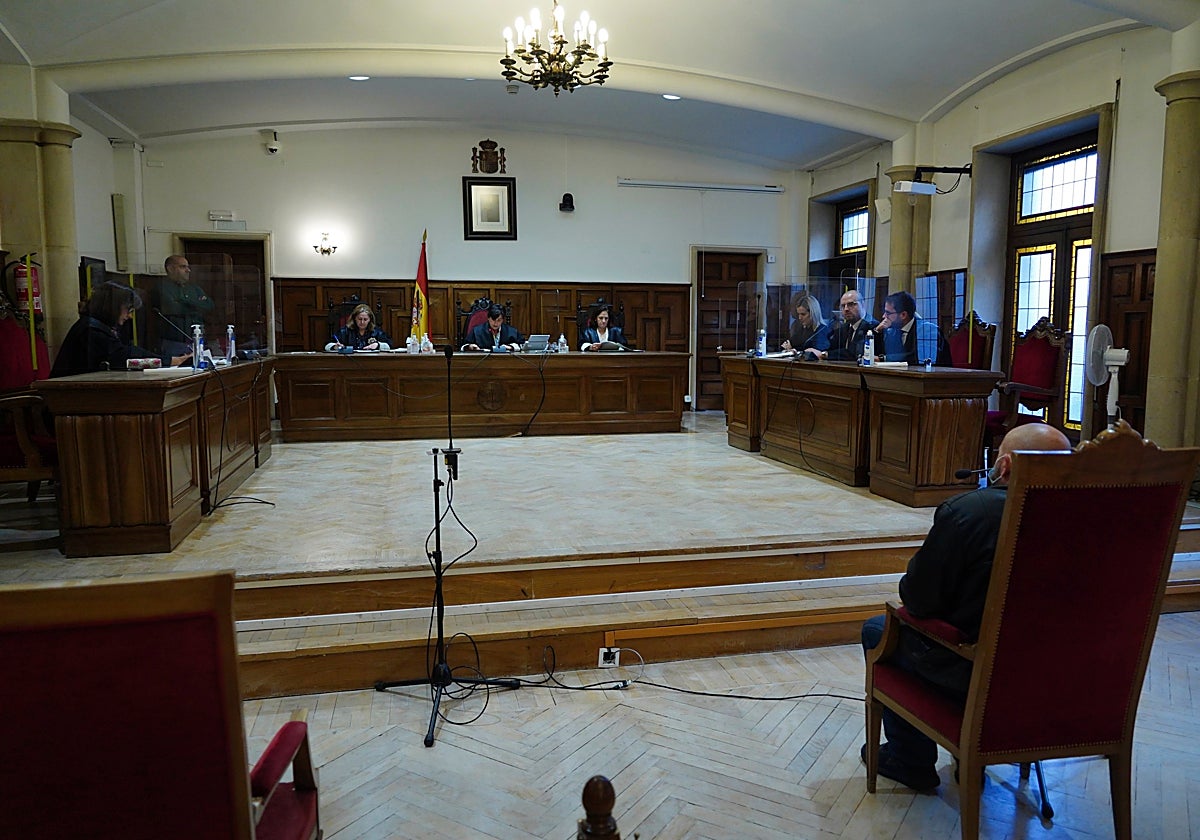 Condenado por saltarse la orden de alejamiento y presentarse en el portal de su vecino en Salamanca