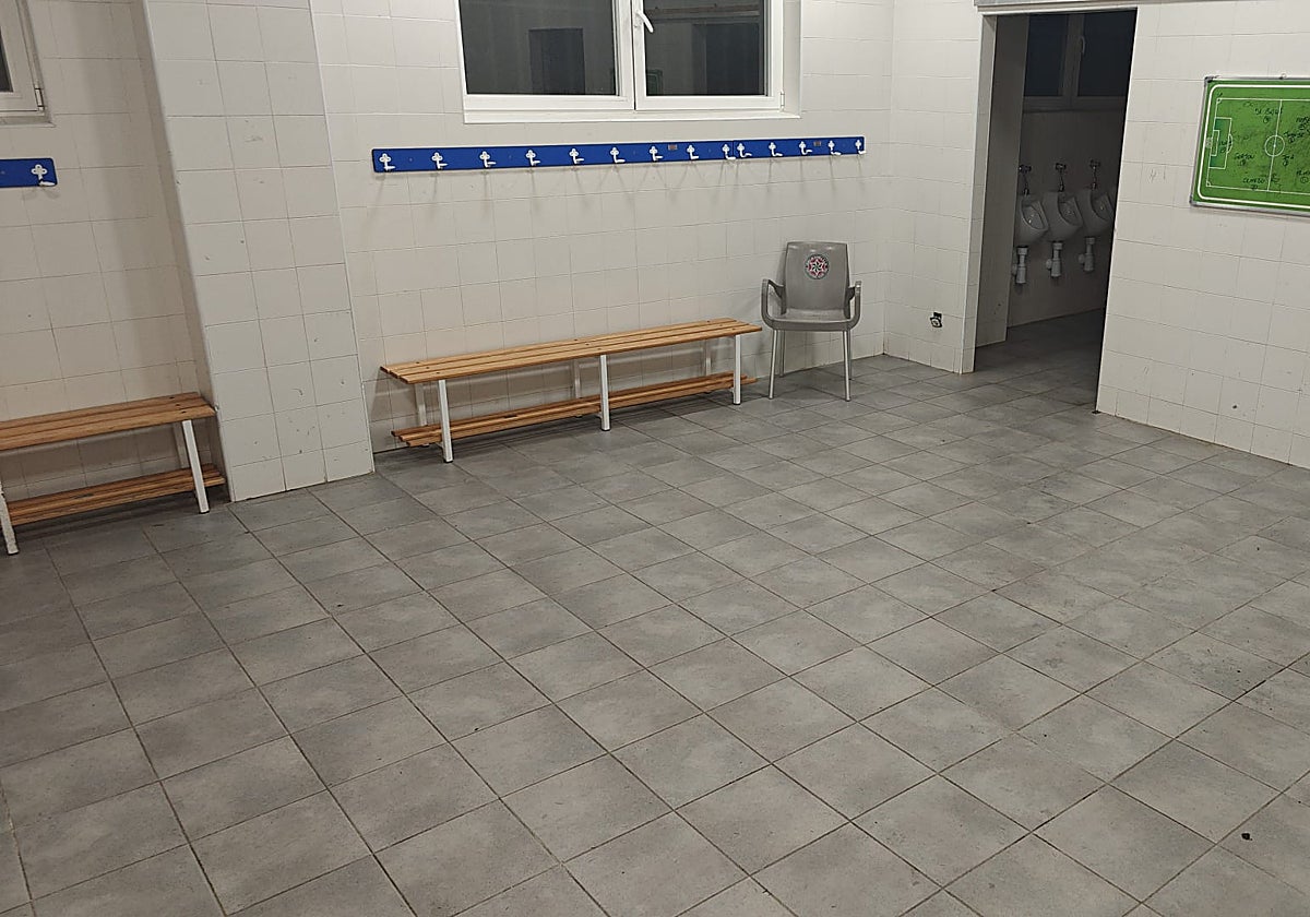 Estado del vestuario tras el paso de la SD Ponferradina por el Reina Sofía.
