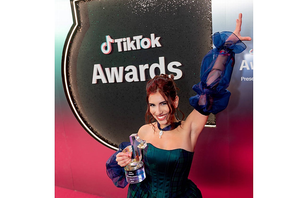 Alba posa con el premio recibido el pasado 3 de diciembre