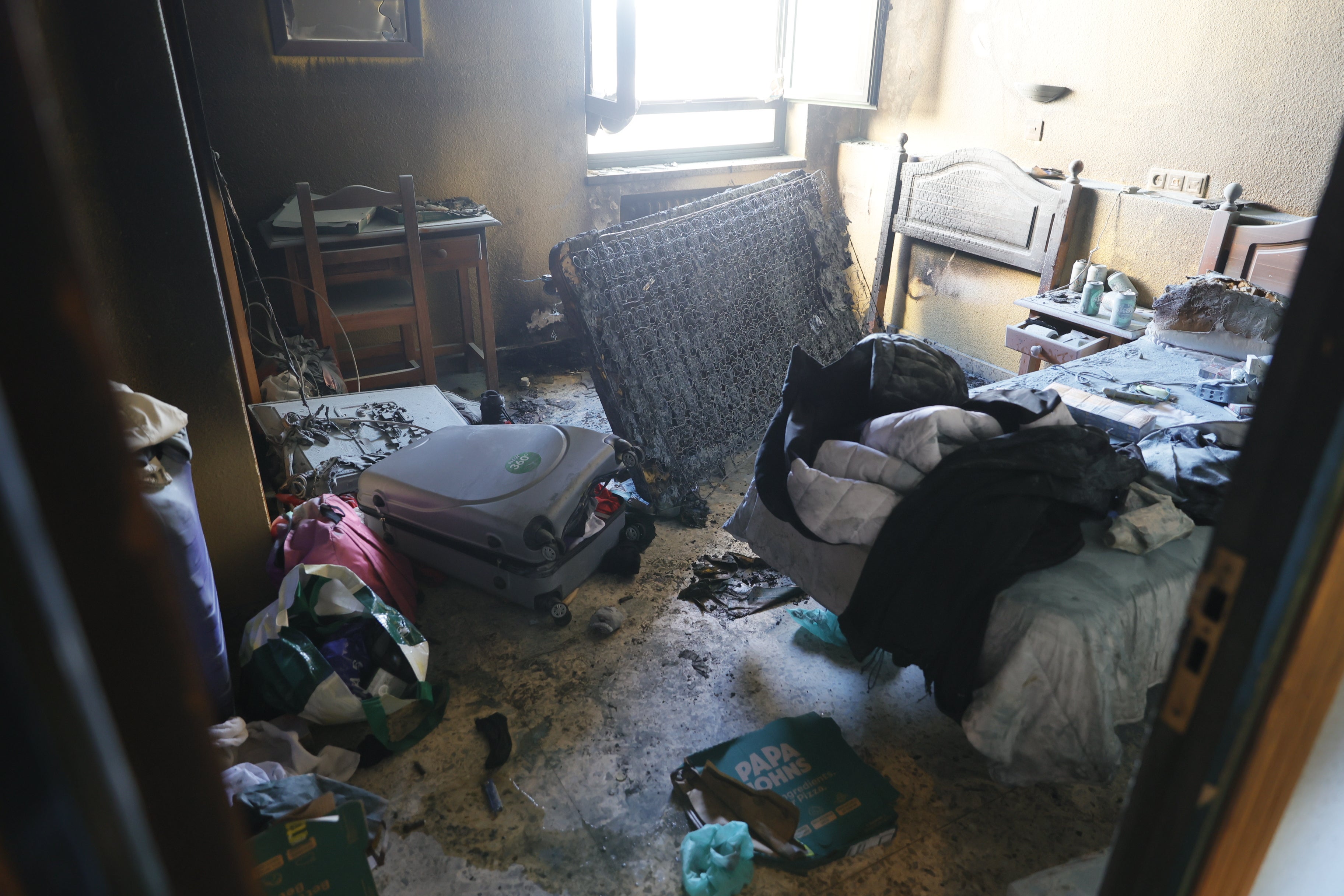 Imágenes exclusivas: así quedó la habitación del hotel del Zurguén arrasada por el fuego por un cigarro encendido
