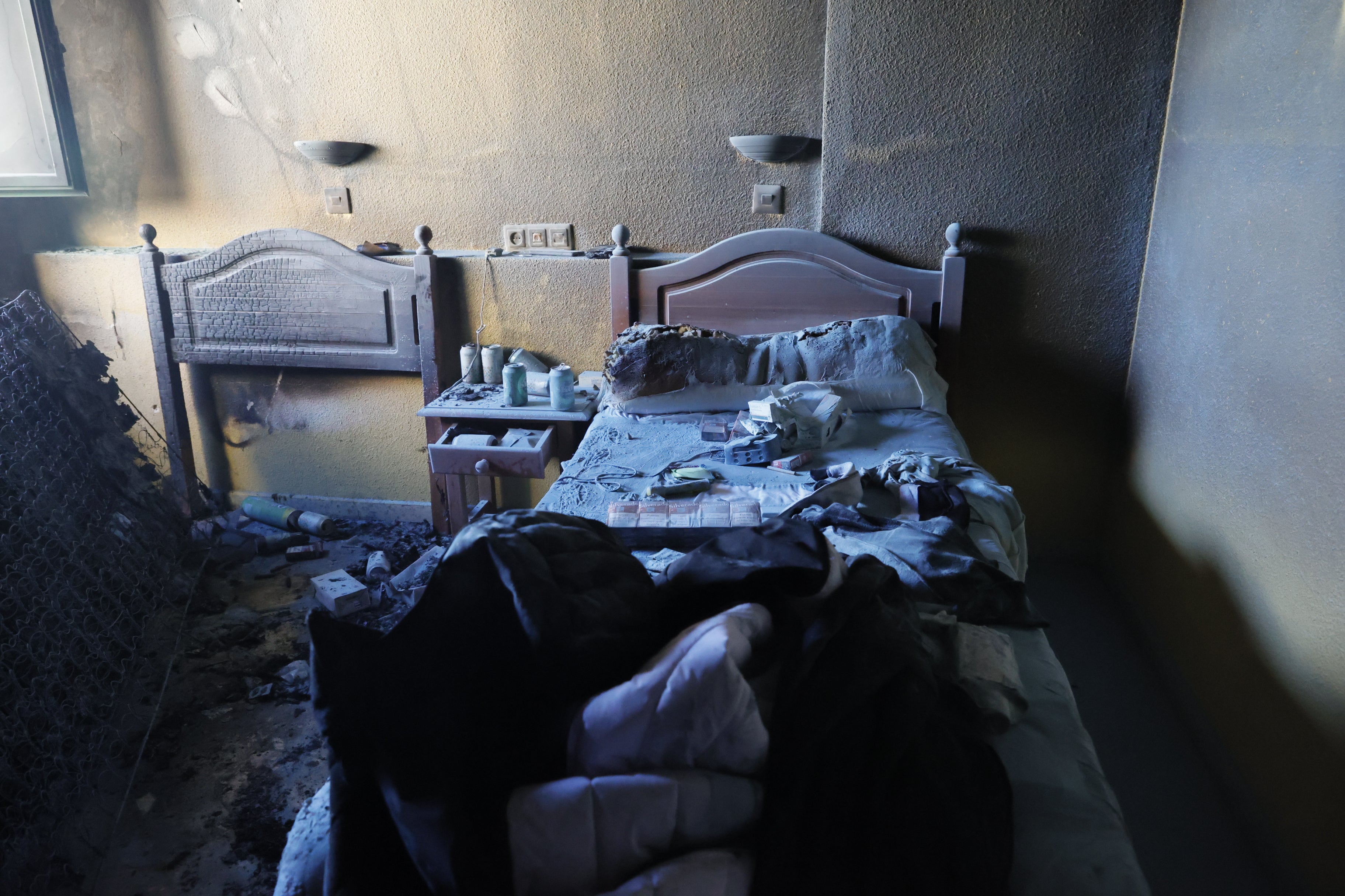 Imágenes exclusivas: así quedó la habitación del hotel del Zurguén arrasada por el fuego por un cigarro encendido