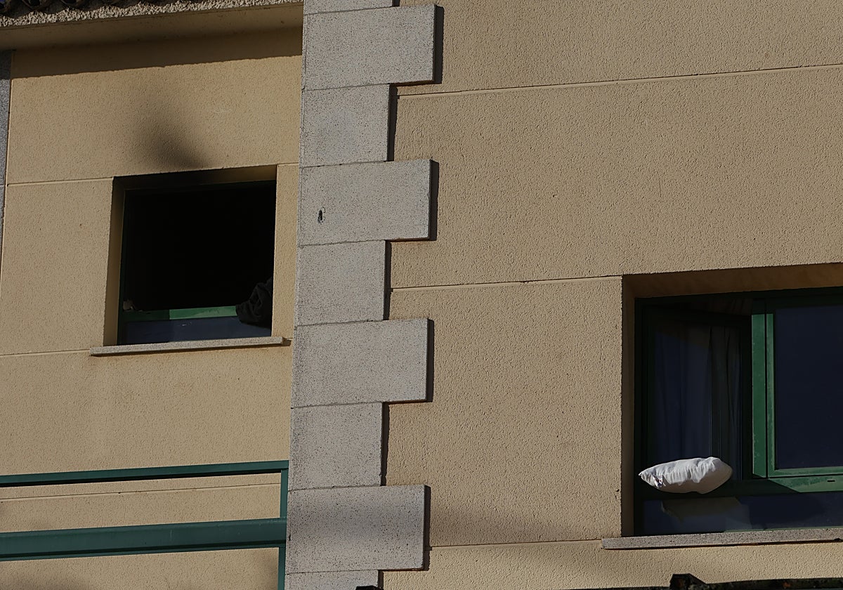 Manchas de humo en la ventana de la habitación donde se declaró el fuego, en la segunda planta.