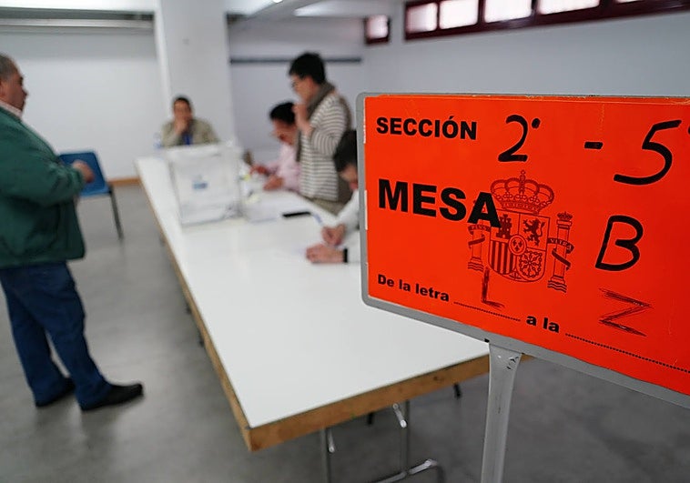 https://s1.ppllstatics.com/lagacetadesalamanca/www/multimedia/2026/01/26/Mesa%20electoral-RLwCyMrjt6ORYjVeHrEQCZJ-758x531@Gaceta%20Salamanca.jpg