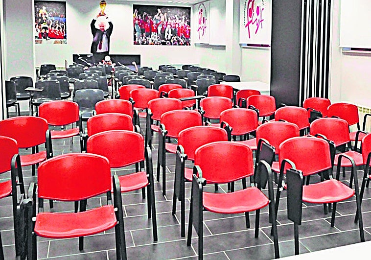 https://s1.ppllstatics.com/lagacetadesalamanca/www/multimedia/2026/02/18/sillas-k7RB-U207885905364ZH-758x531@Gaceta%20Salamanca.jpg