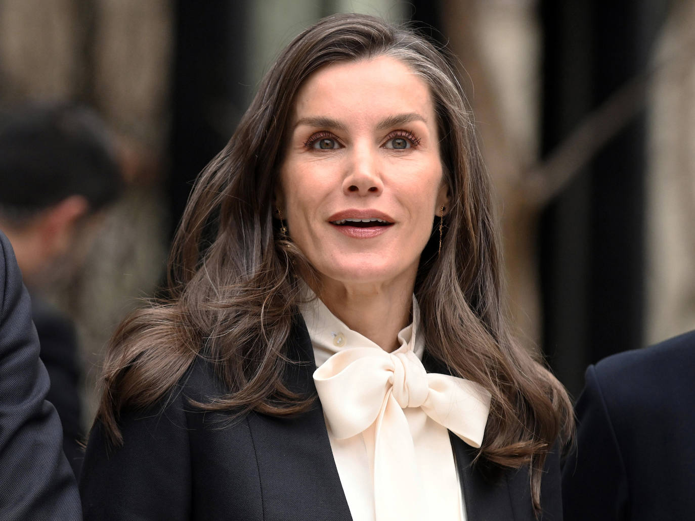 La Reina Letizia aparece por sorpresa en el estreno de un documental en  apoyo a las víctimas de ETA | La Gaceta de Salamanca
