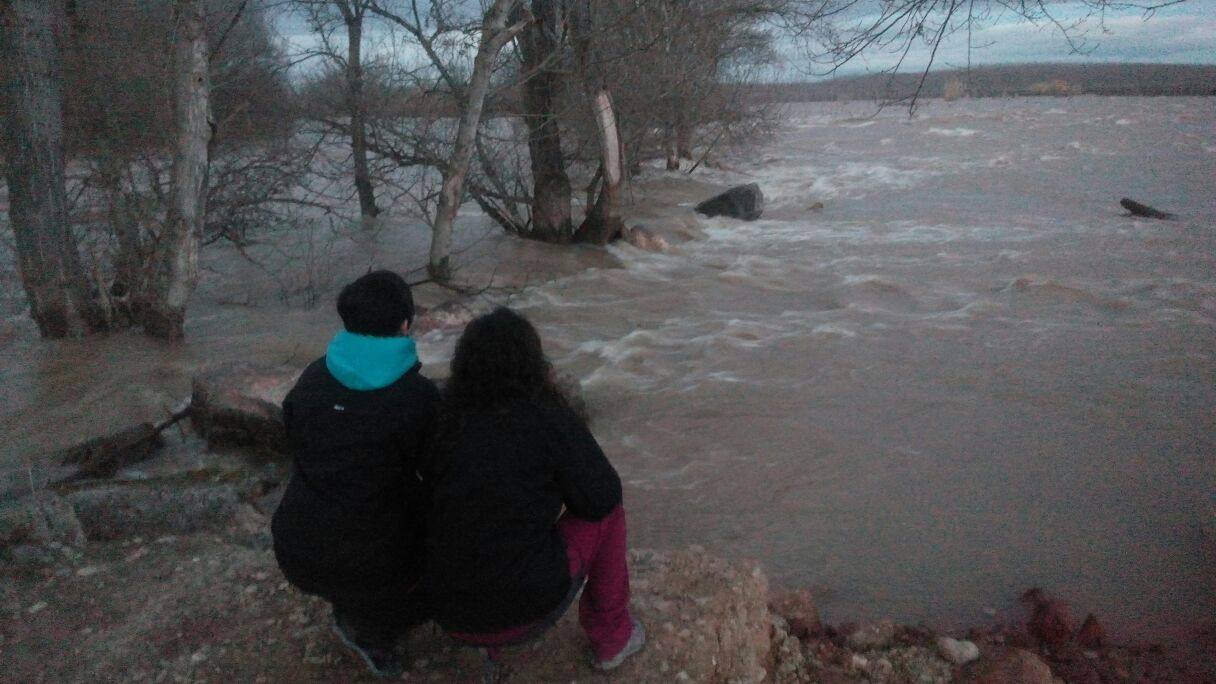 Una pareja contempla el río