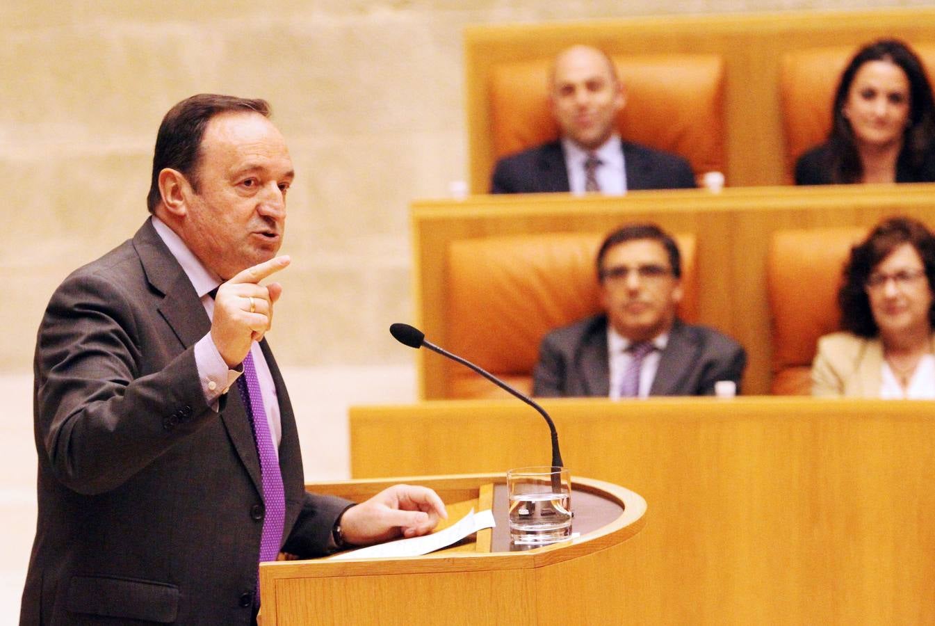 El pleno del Parlamento gira en torno a la AP-68, los Servicios Sociales y los municipios