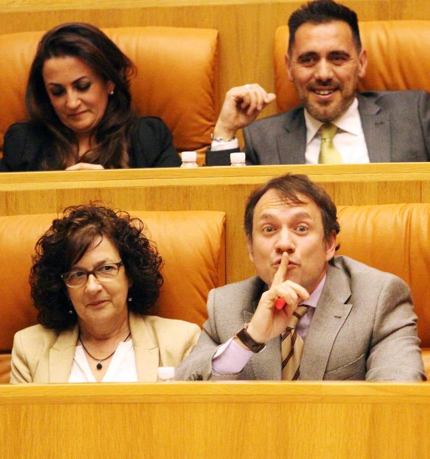 El pleno del Parlamento gira en torno a la AP-68, los Servicios Sociales y los municipios