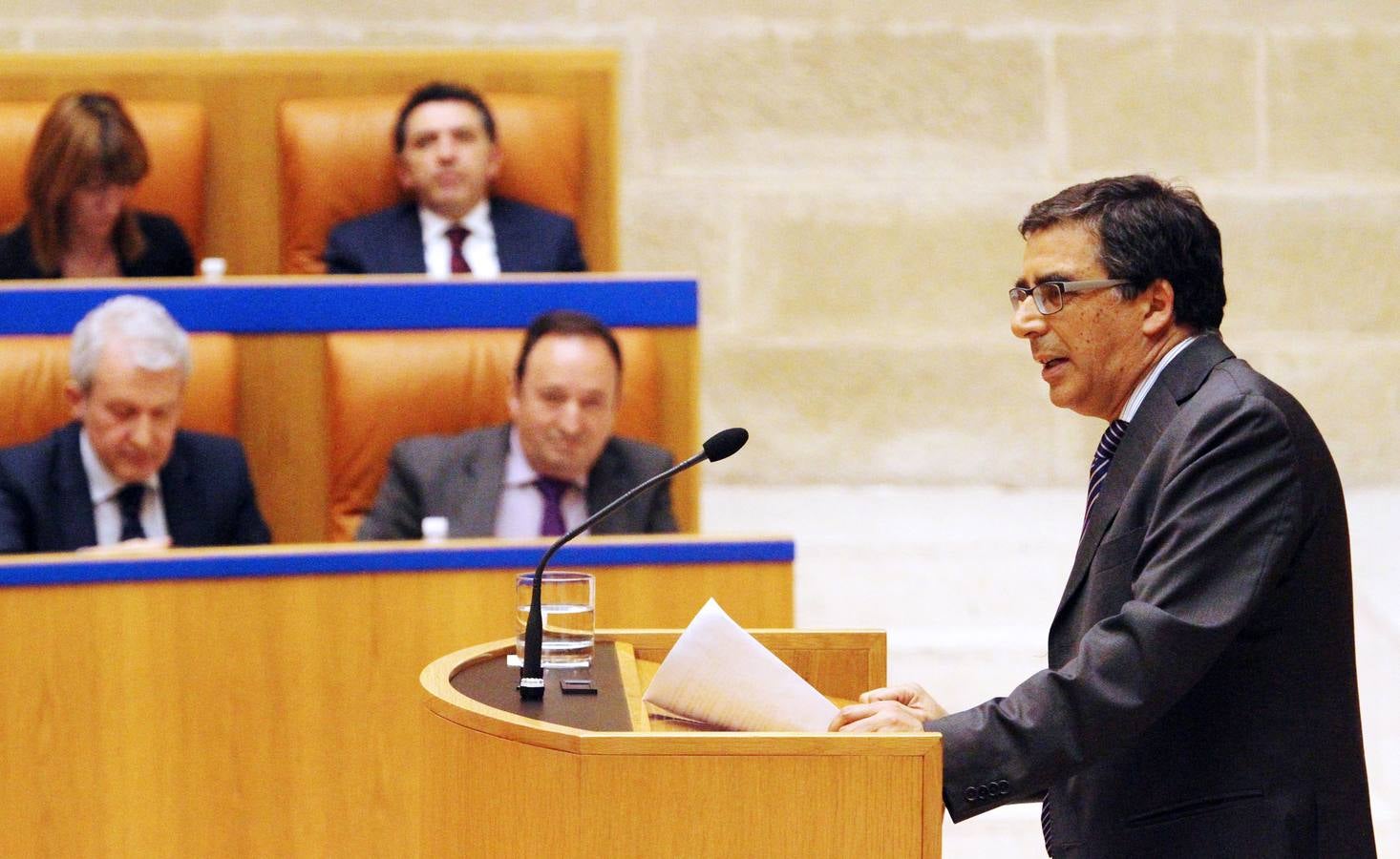 El pleno del Parlamento gira en torno a la AP-68, los Servicios Sociales y los municipios