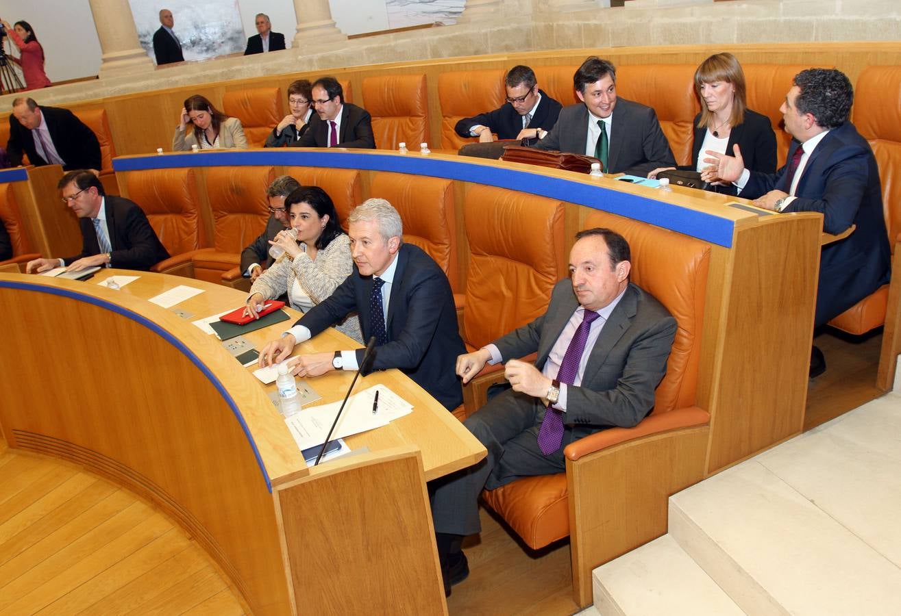 El pleno del Parlamento gira en torno a la AP-68, los Servicios Sociales y los municipios