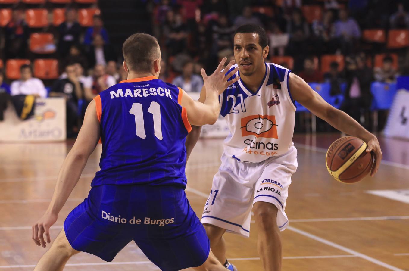 Pasión en la cancha y entre el público durante el Burgos-Cocinas.com (I)