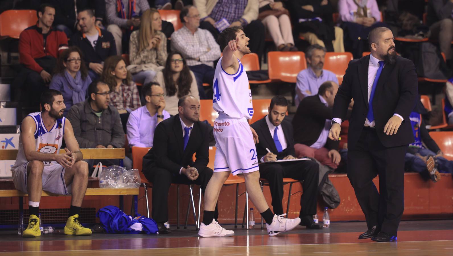 Pasión en la cancha y entre el público durante el Burgos-Cocinas.com (I)