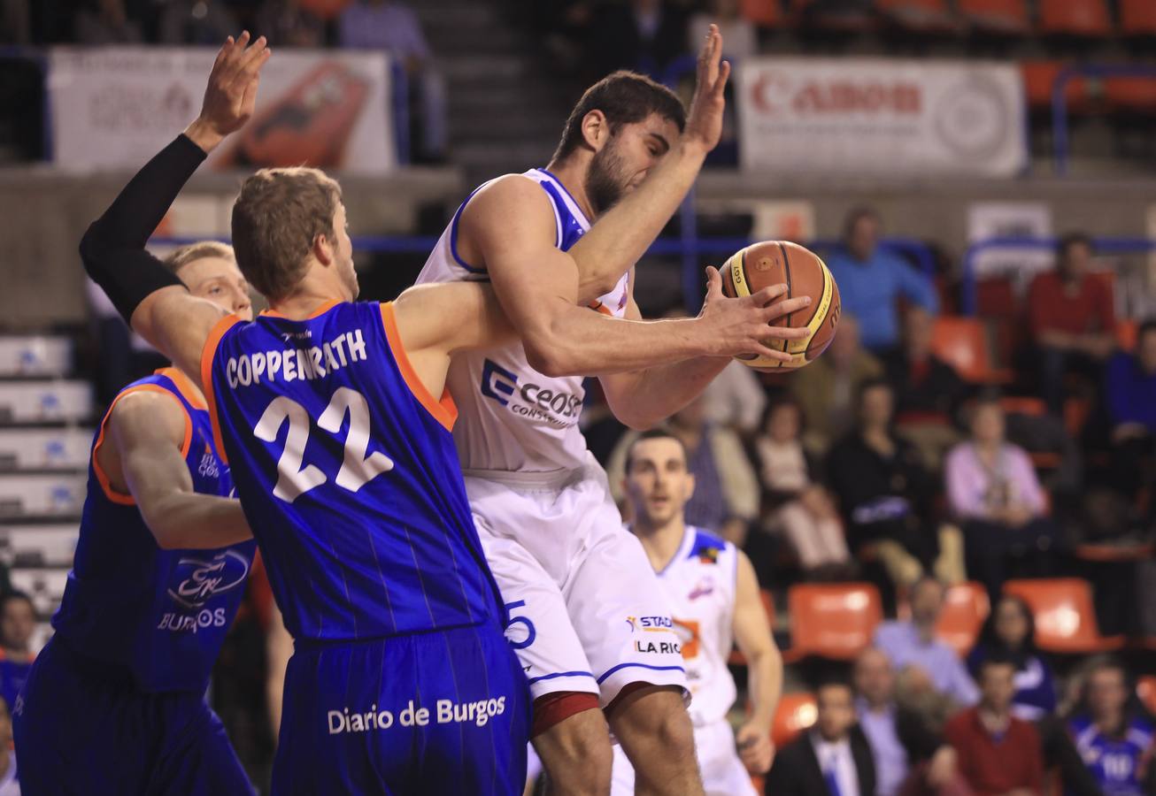 Pasión en la cancha y entre el público durante el Burgos-Cocinas.com (I)