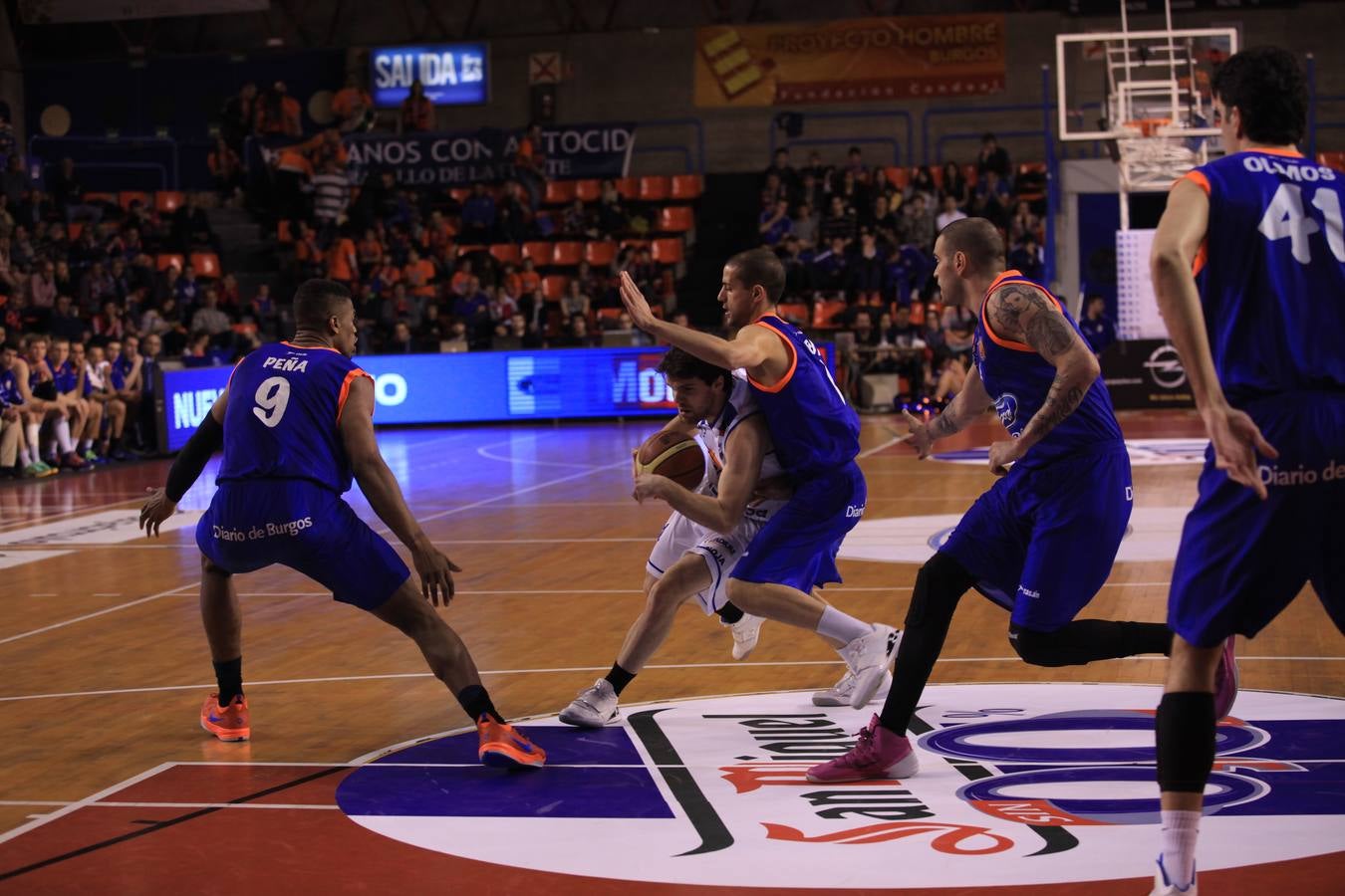 Pasión en la cancha y entre el público durante el Burgos-Cocinas.com (I)