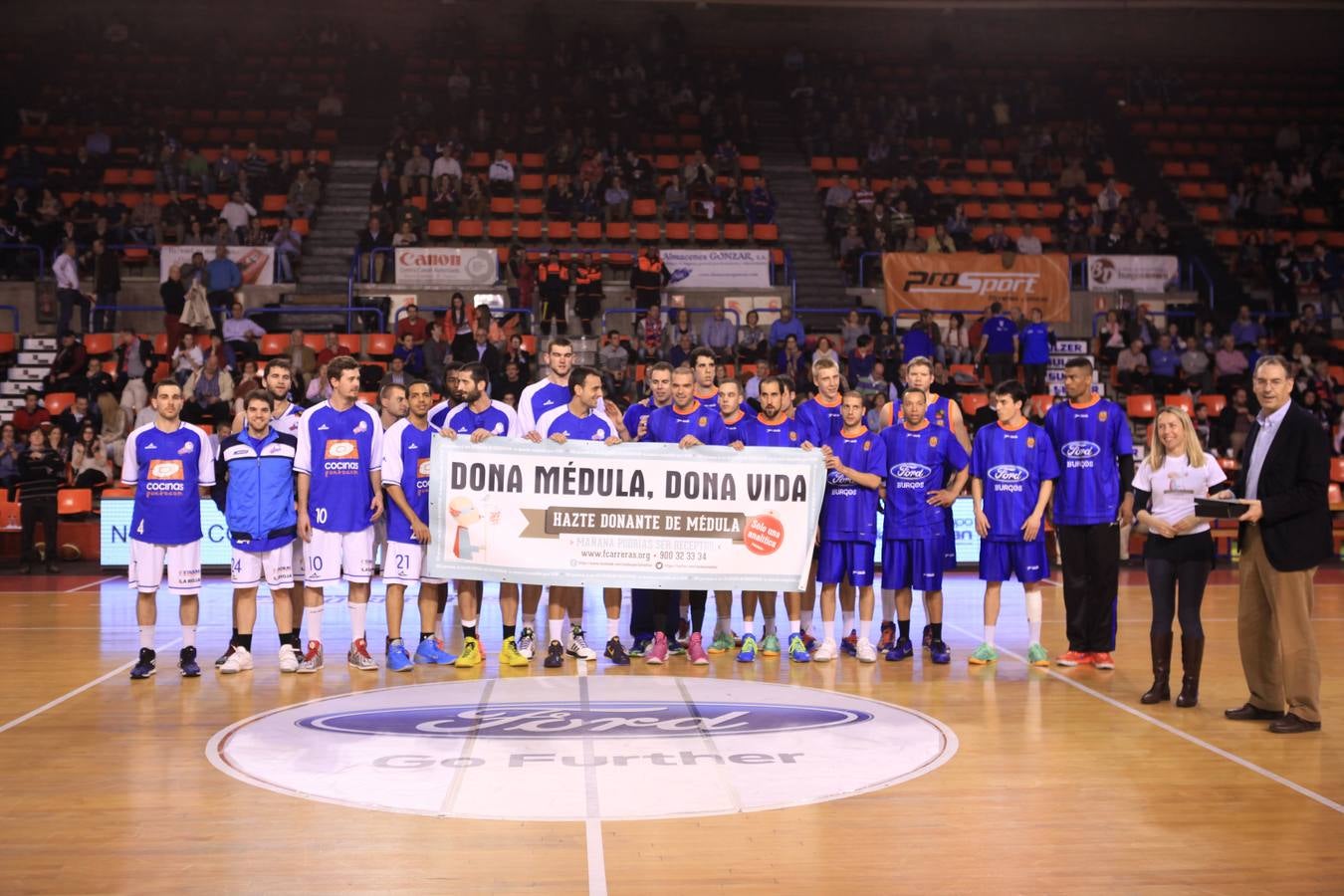 Pasión en la cancha y entre el público durante el Burgos-Cocinas.com (I)