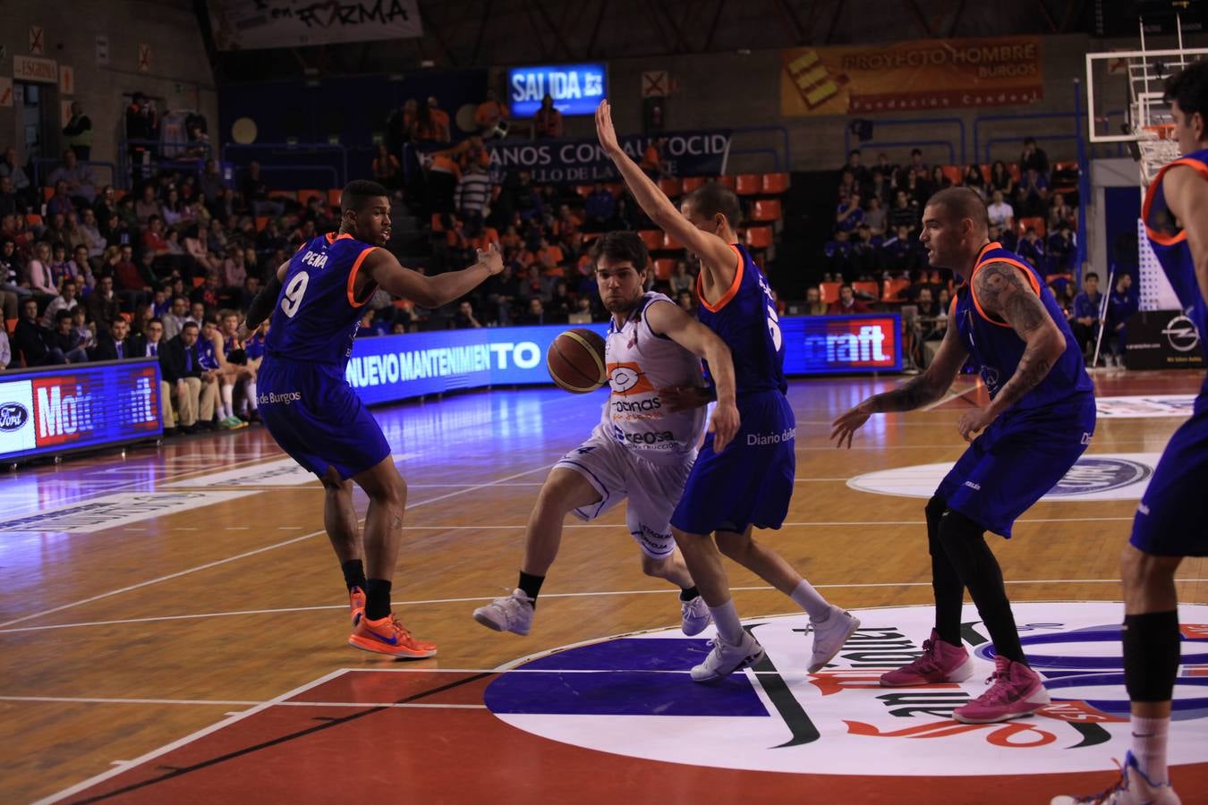 Pasión en la cancha y entre el público durante el Burgos-Cocinas.com (I)